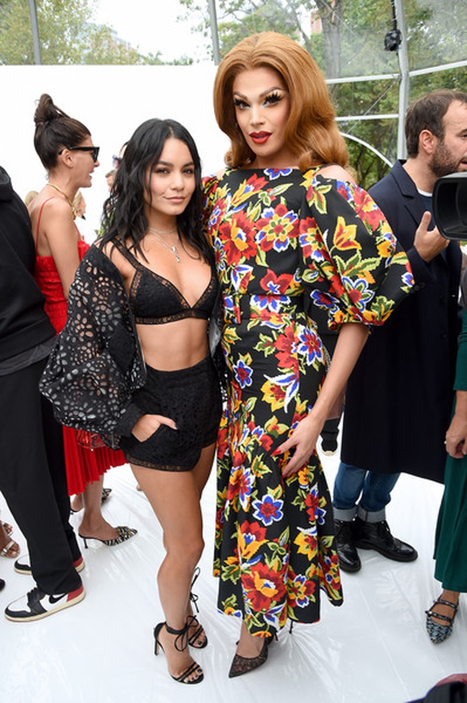 Vanessa Hudgens phô nội y khi đi xem thời trang - 2 Vanessa Hudgens phô nội y khi đi xem thời trang - 2