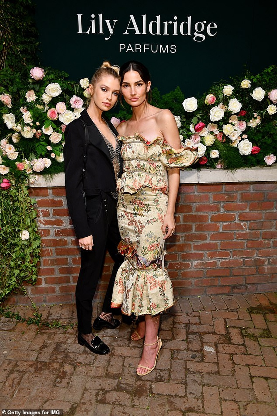 Stella Maxwell gây sốt với áo lưới hở bạo - 1 Stella Maxwell gây sốt với áo lưới hở bạo - 1