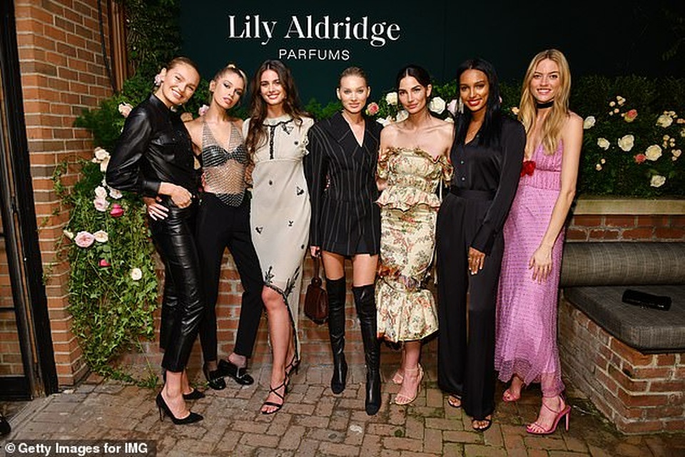 Stella Maxwell gây sốt với áo lưới hở bạo - 10 Stella Maxwell gây sốt với áo lưới hở bạo - 10