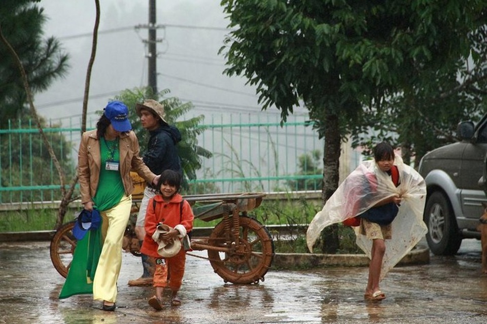 Hàng ngàn học sinh vùng cao rộn ràng đón lễ khai giảng muộn vì sạt lở - 3 Hàng ngàn học sinh vùng cao rộn ràng đón lễ khai giảng muộn vì sạt lở - 3