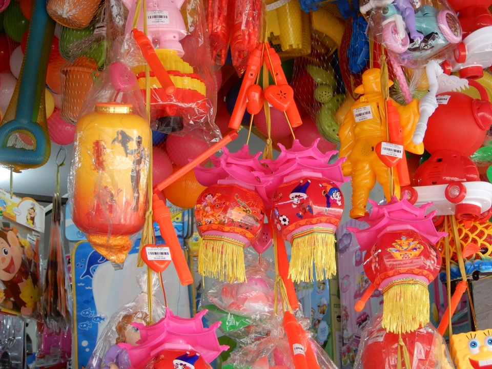Đồ chơi trung thu: Hàng Trung Quốc vẫn la liệt, thiếu những món mới, lạ - 7 Đồ chơi trung thu: Hàng Trung Quốc vẫn la liệt, thiếu những món mới, lạ - 7