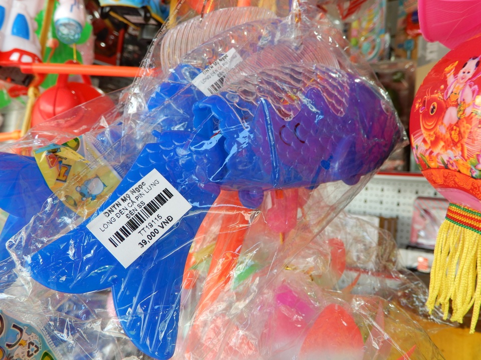 Đồ chơi trung thu: Hàng Trung Quốc vẫn la liệt, thiếu những món mới, lạ - 6 Đồ chơi trung thu: Hàng Trung Quốc vẫn la liệt, thiếu những món mới, lạ - 6