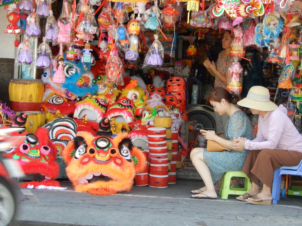 Đồ chơi trung thu: Hàng Trung Quốc vẫn la liệt, thiếu những món mới, lạ - 2 Đồ chơi trung thu: Hàng Trung Quốc vẫn la liệt, thiếu những món mới, lạ - 2