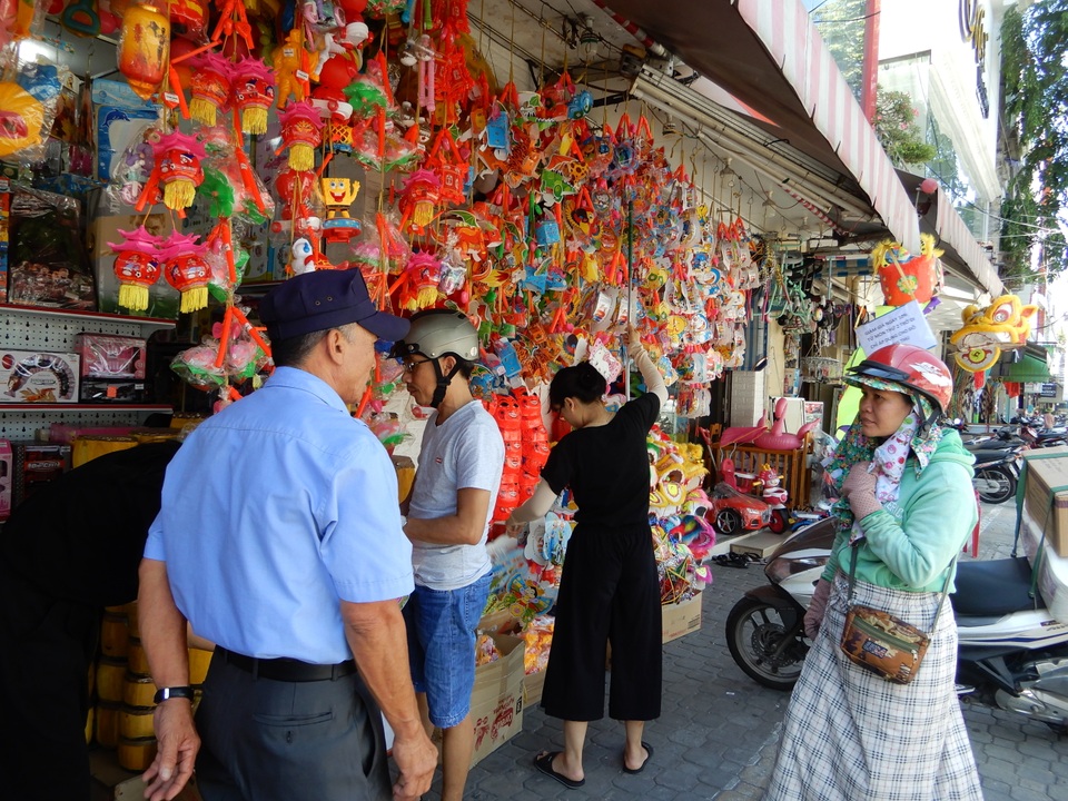 Đồ chơi trung thu: Hàng Trung Quốc vẫn la liệt, thiếu những món mới, lạ - 1 Đồ chơi trung thu: Hàng Trung Quốc vẫn la liệt, thiếu những món mới, lạ - 1