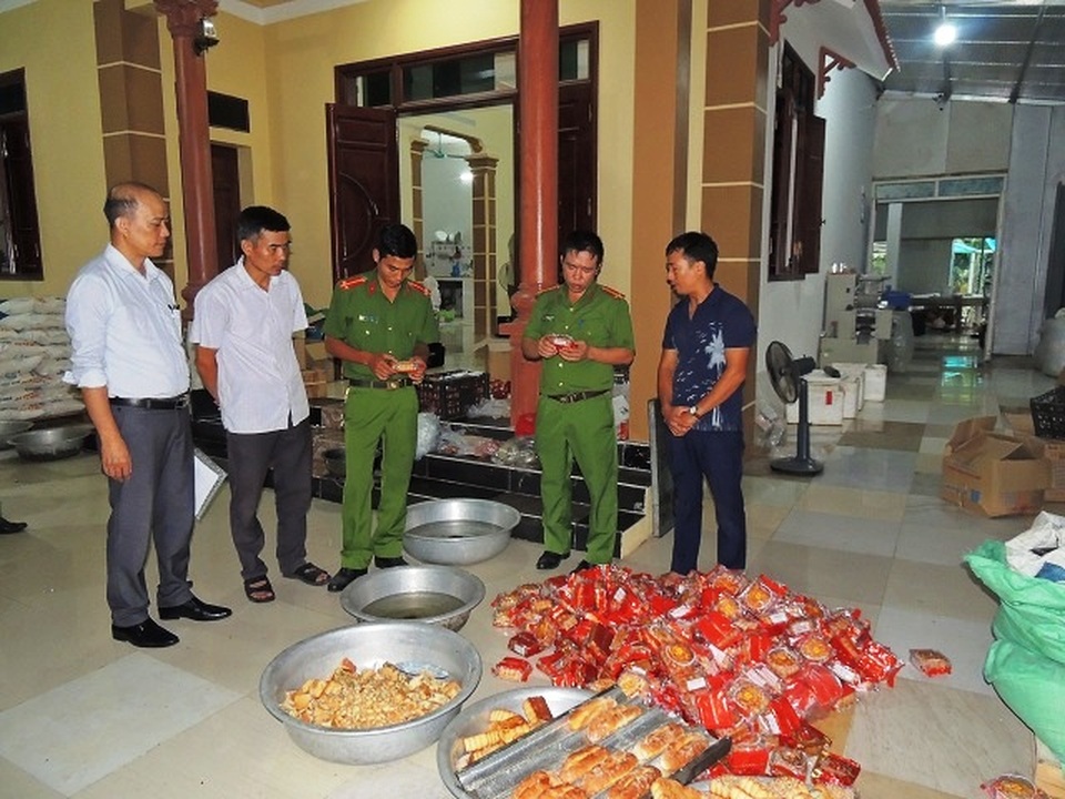 Phát hiện 600kg bột và bánh Trung Thu bị mốc - 1