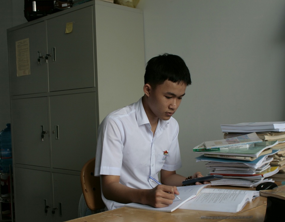 Cậu thủ khoa trường chuyên phố núi với 2 điểm 10 môn Toán - 2 Cậu thủ khoa trường chuyên phố núi với 2 điểm 10 môn Toán - 2
