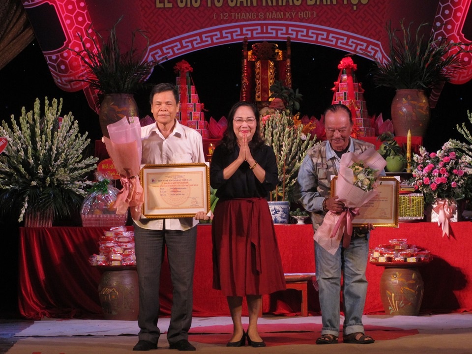 NSƯT Quế Trân, Thuý Nga nhận giải thưởng diễn viên xuất sắc - 7 NSƯT Quế Trân, Thuý Nga nhận giải thưởng diễn viên xuất sắc - 7
