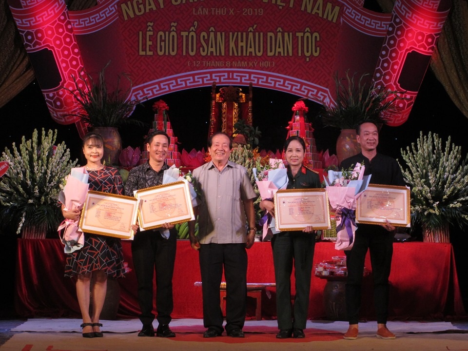 NSƯT Quế Trân, Thuý Nga nhận giải thưởng diễn viên xuất sắc - 4 NSƯT Quế Trân, Thuý Nga nhận giải thưởng diễn viên xuất sắc - 4