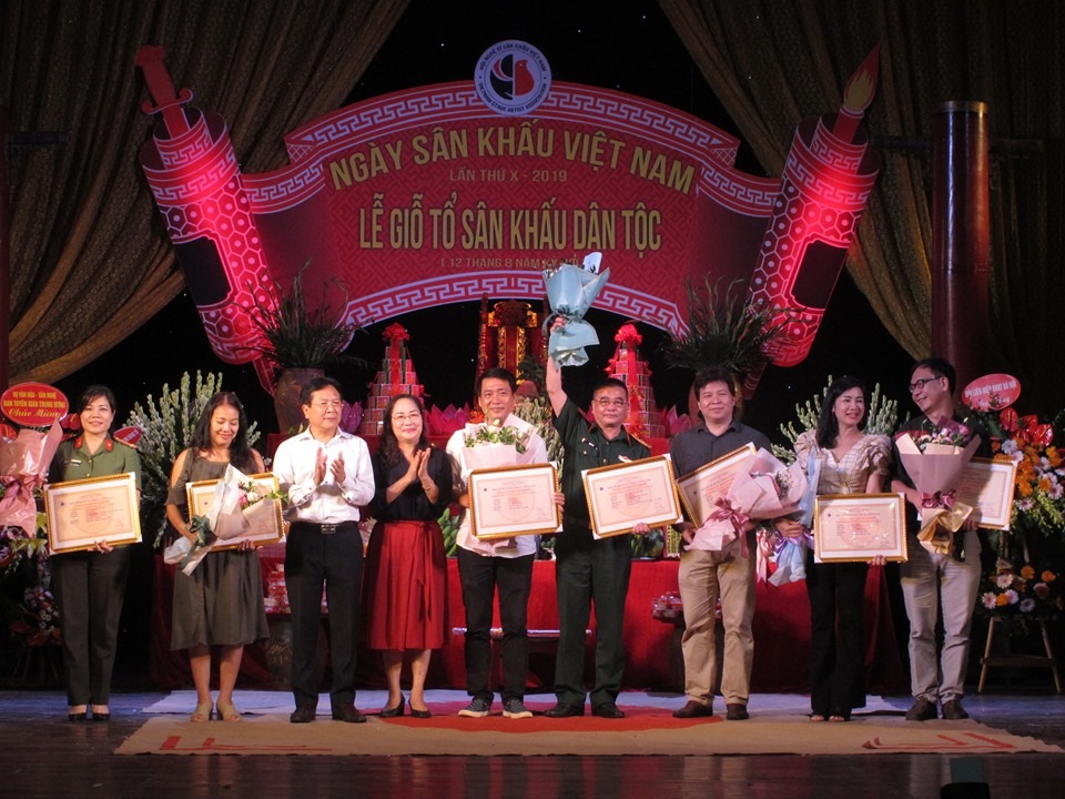 NSƯT Quế Trân, Thuý Nga nhận giải thưởng diễn viên xuất sắc - 5 NSƯT Quế Trân, Thuý Nga nhận giải thưởng diễn viên xuất sắc - 5