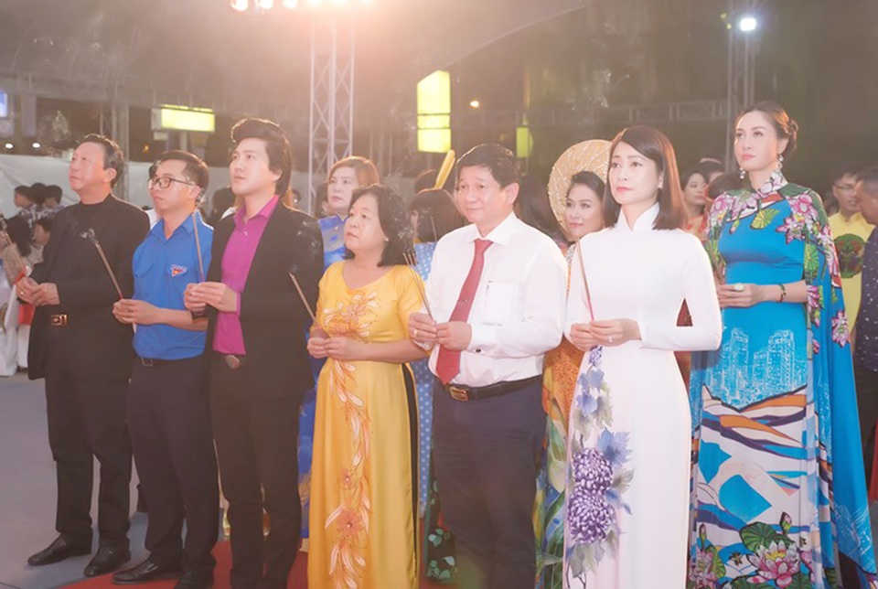 Nghệ sĩ miền Nam rộn ràng ngày giỗ Tổ - 2