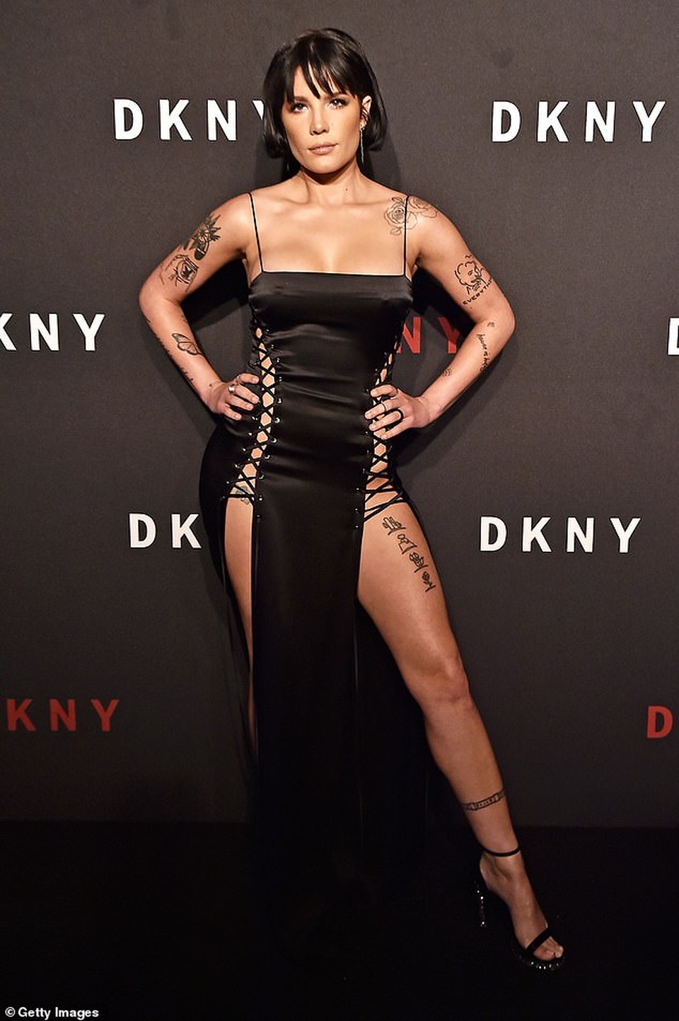 Halsey diện váy táo bạo không nội y - 1 Halsey diện váy táo bạo không nội y - 1