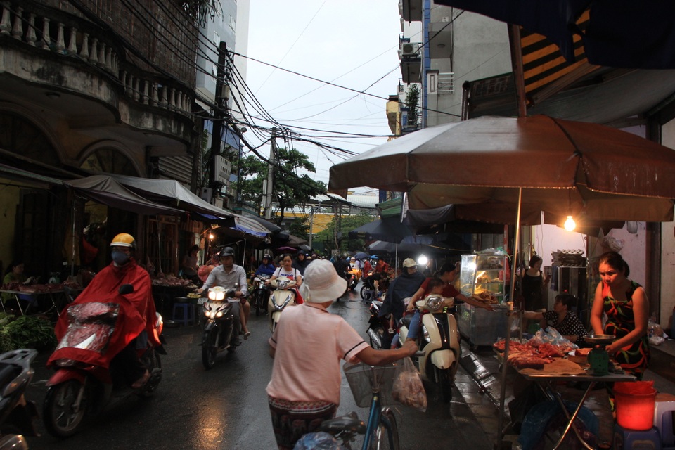 Hà Nội sáng nay trời tối đen, nhiều tuyến đường ùn tắc - 6 Hà Nội sáng nay trời tối đen, nhiều tuyến đường ùn tắc - 6