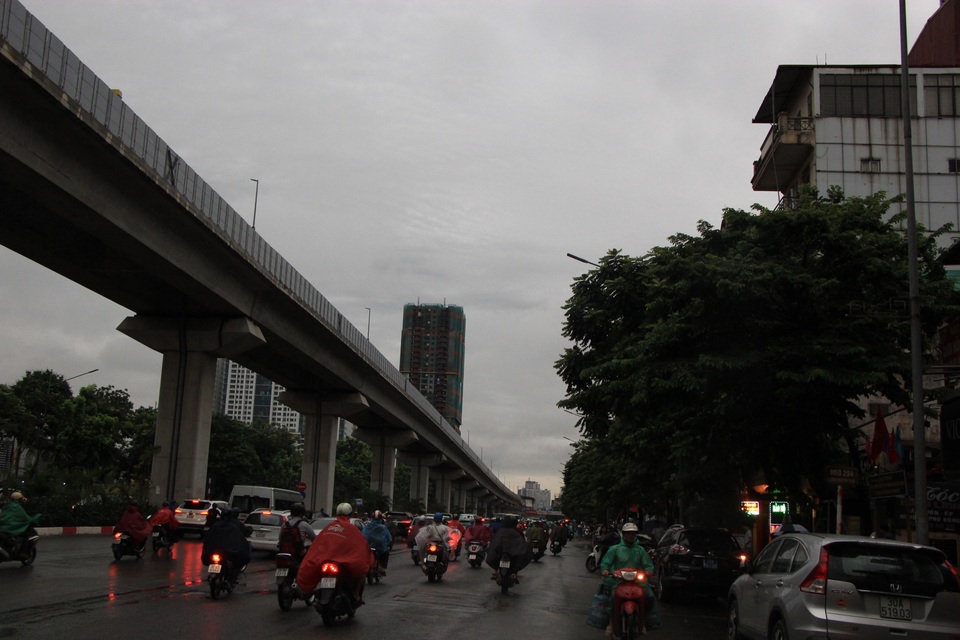 Hà Nội sáng nay trời tối đen, nhiều tuyến đường ùn tắc - 8 Hà Nội sáng nay trời tối đen, nhiều tuyến đường ùn tắc - 8