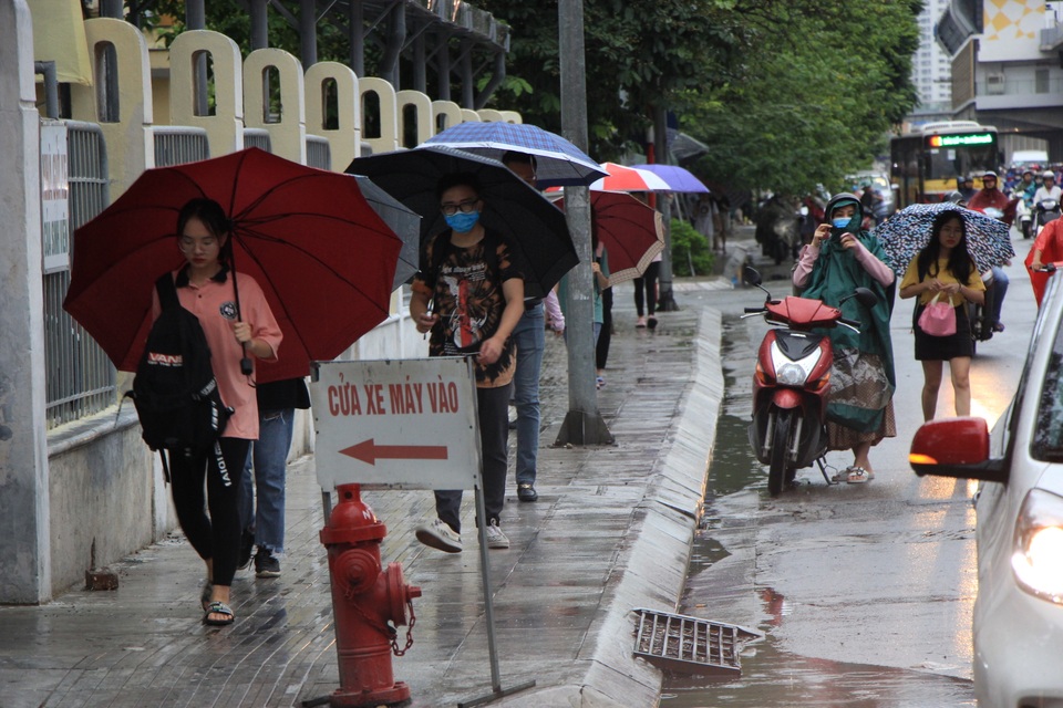 Hà Nội sáng nay trời tối đen, nhiều tuyến đường ùn tắc - 7 Hà Nội sáng nay trời tối đen, nhiều tuyến đường ùn tắc - 7