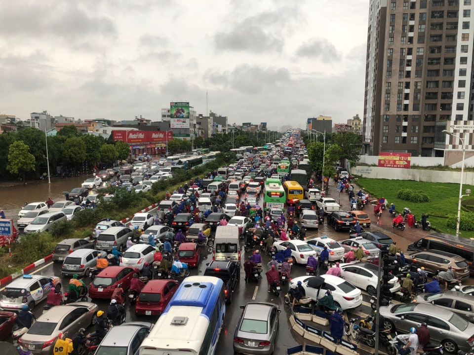 Hà Nội ùn tắc khắp nơi, dân công sở “chôn chân” suốt mấy tiếng không đến nổi cơ quan - 4 Hà Nội ùn tắc khắp nơi, dân công sở “chôn chân” suốt mấy tiếng không đến nổi cơ quan - 4