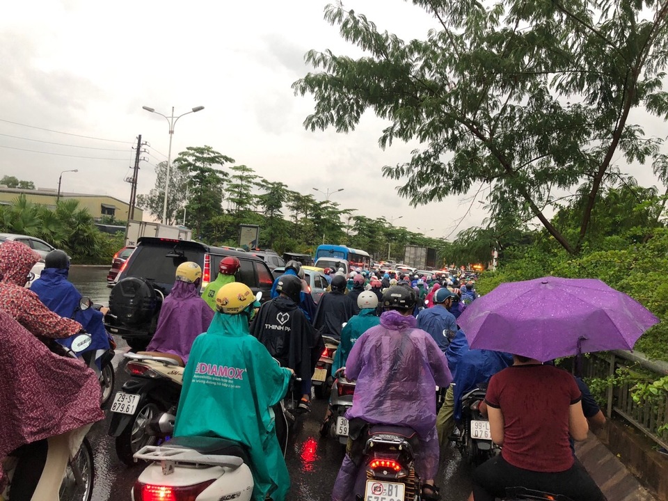 Hà Nội ùn tắc khắp nơi, dân công sở “chôn chân” suốt mấy tiếng không đến nổi cơ quan - 5 Hà Nội ùn tắc khắp nơi, dân công sở “chôn chân” suốt mấy tiếng không đến nổi cơ quan - 5
