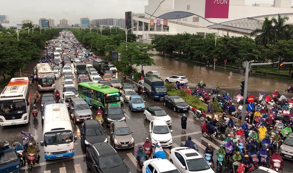 Hà Nội ùn tắc khắp nơi, dân công sở “chôn chân” suốt mấy tiếng không đến nổi cơ quan - 6 Hà Nội ùn tắc khắp nơi, dân công sở “chôn chân” suốt mấy tiếng không đến nổi cơ quan - 6