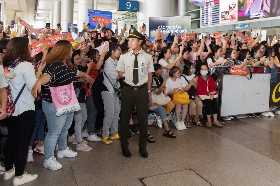 Tài tử “Hoàng hậu Ki” đẹp trai “không góc chết” vẫy chào fan Việt trên xe sang - 4 Tài tử “Hoàng hậu Ki” đẹp trai “không góc chết” vẫy chào fan Việt trên xe sang - 4