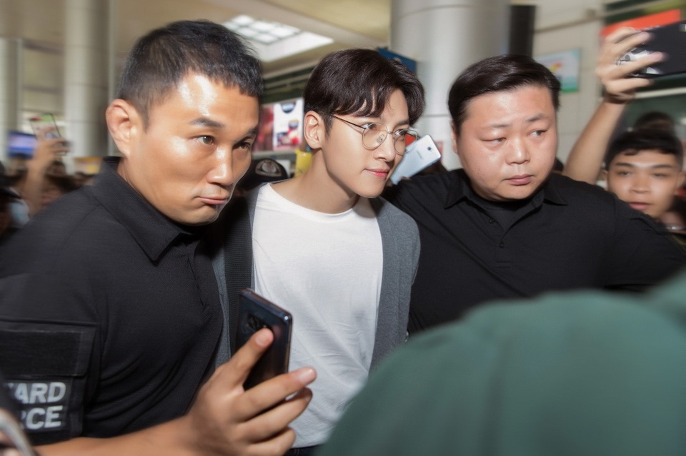 Tài tử “Hoàng hậu Ki” đẹp trai “không góc chết” vẫy chào fan Việt trên xe sang - 1 Tài tử “Hoàng hậu Ki” đẹp trai “không góc chết” vẫy chào fan Việt trên xe sang - 1