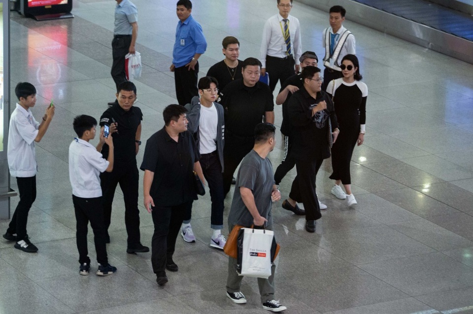 Tài tử “Hoàng hậu Ki” đẹp trai “không góc chết” vẫy chào fan Việt trên xe sang - 3 Tài tử “Hoàng hậu Ki” đẹp trai “không góc chết” vẫy chào fan Việt trên xe sang - 3