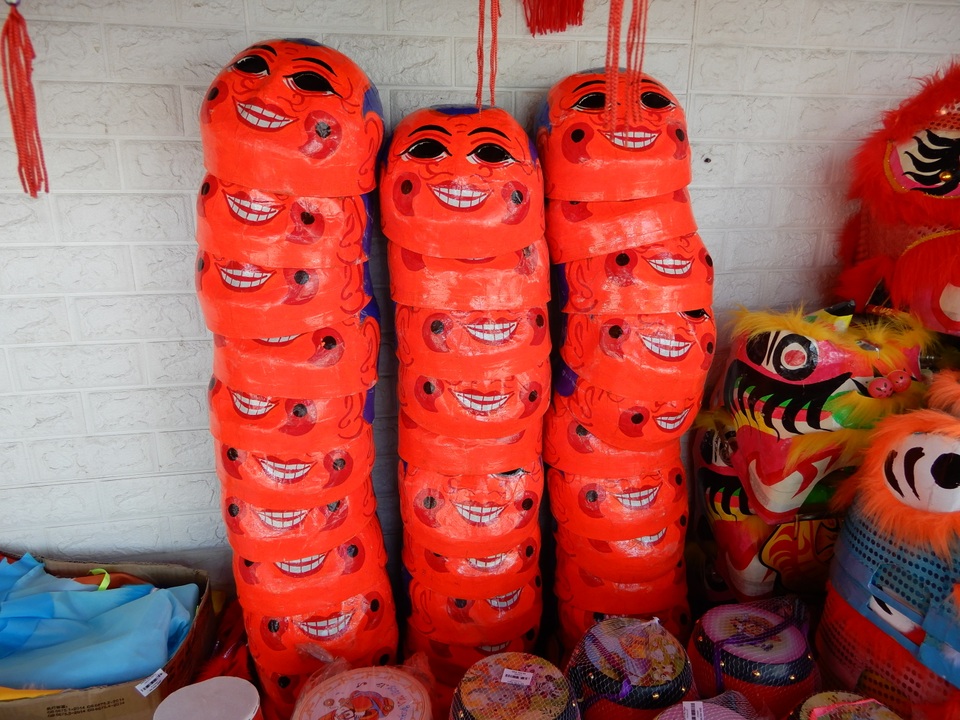 Đồ chơi trung thu: Hàng Trung Quốc vẫn la liệt, thiếu những món mới, lạ - 3 Đồ chơi trung thu: Hàng Trung Quốc vẫn la liệt, thiếu những món mới, lạ - 3