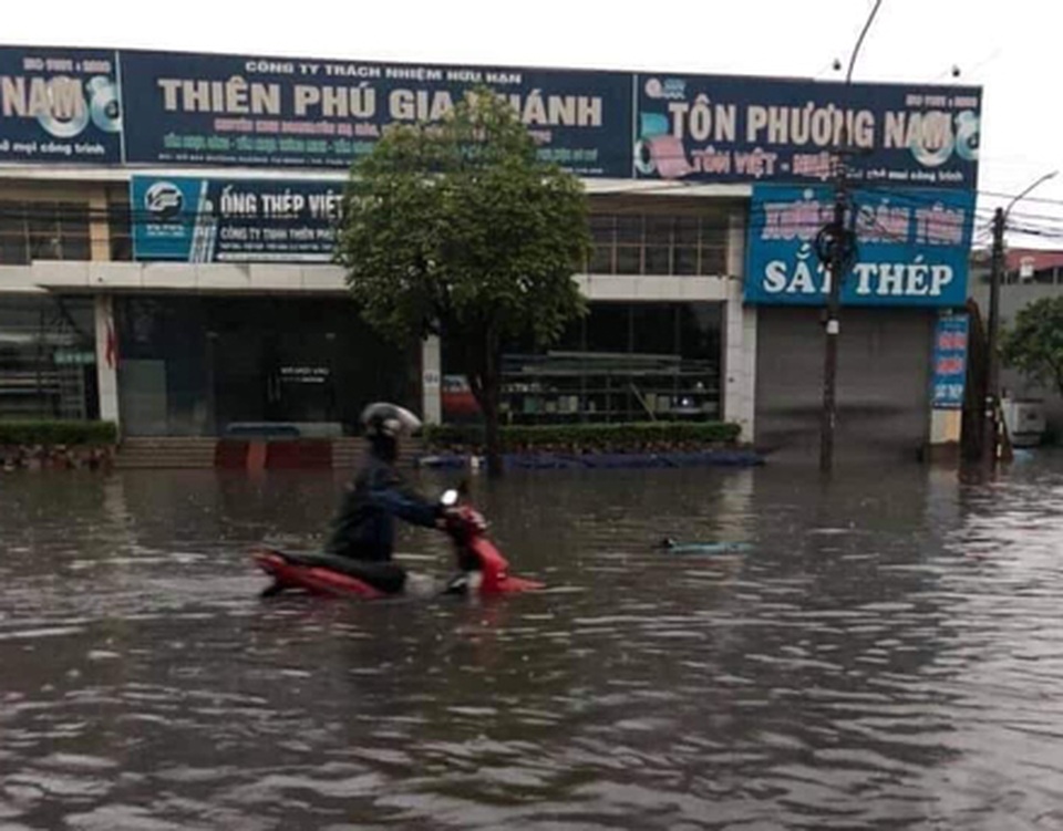 Hàng loạt ô tô “chìm nghỉm” trong biển nước ở Thái Nguyên - 5 Hàng loạt ô tô “chìm nghỉm” trong biển nước ở Thái Nguyên - 5