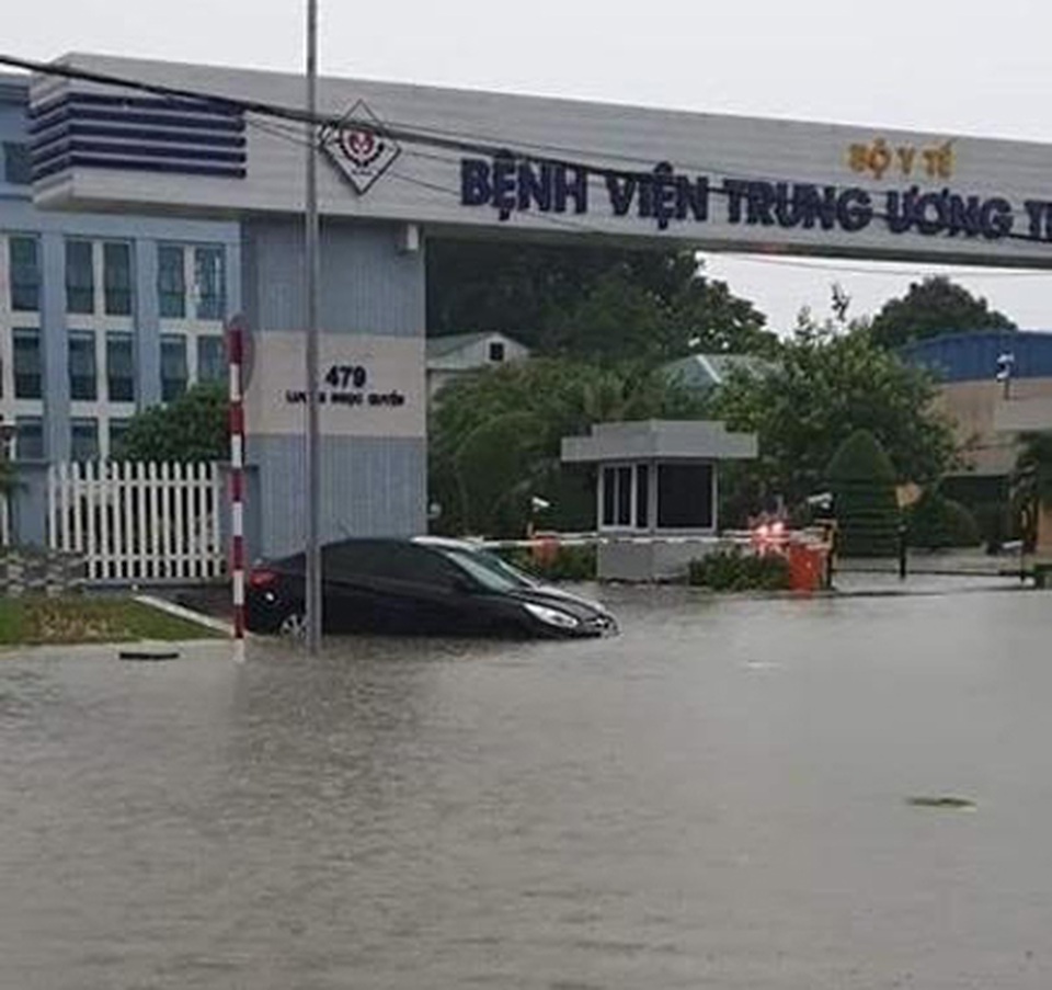 Hàng loạt ô tô “chìm nghỉm” trong biển nước ở Thái Nguyên - 7 Hàng loạt ô tô “chìm nghỉm” trong biển nước ở Thái Nguyên - 7