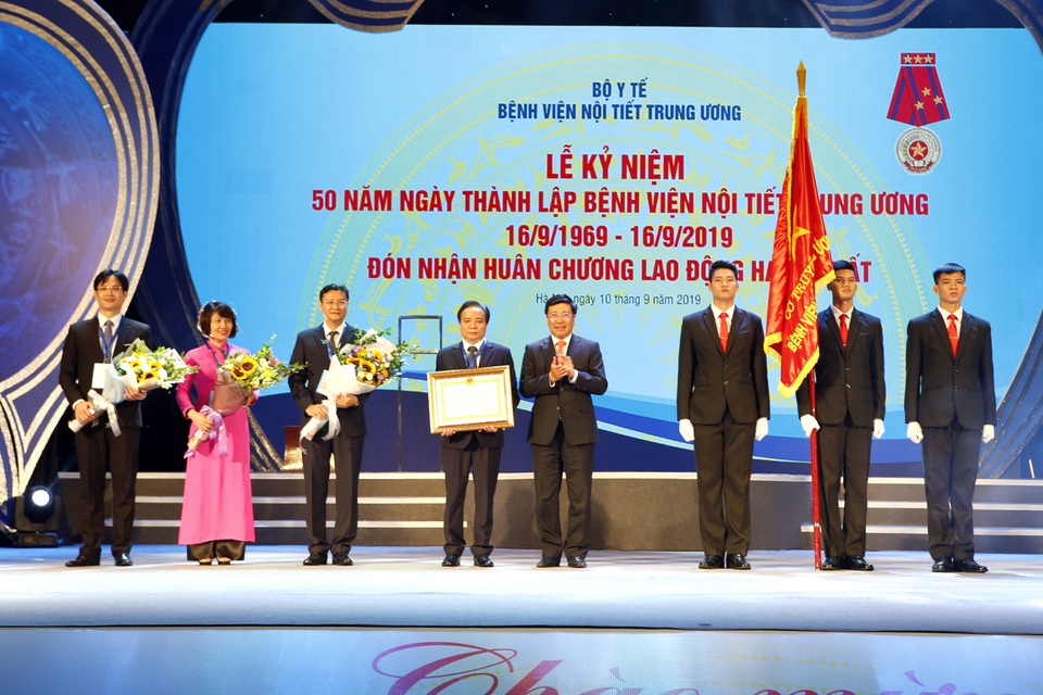 Phẫu thuật nội soi tuyến giáp made in Việt Nam rẻ nhất thế giới - 1 Phẫu thuật nội soi tuyến giáp made in Việt Nam rẻ nhất thế giới - 1