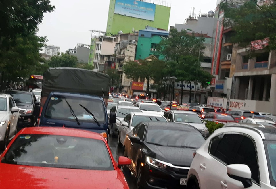 Hà Nội ùn tắc khắp nơi, dân công sở “chôn chân” suốt mấy tiếng không đến nổi cơ quan - 11 Hà Nội ùn tắc khắp nơi, dân công sở “chôn chân” suốt mấy tiếng không đến nổi cơ quan - 11