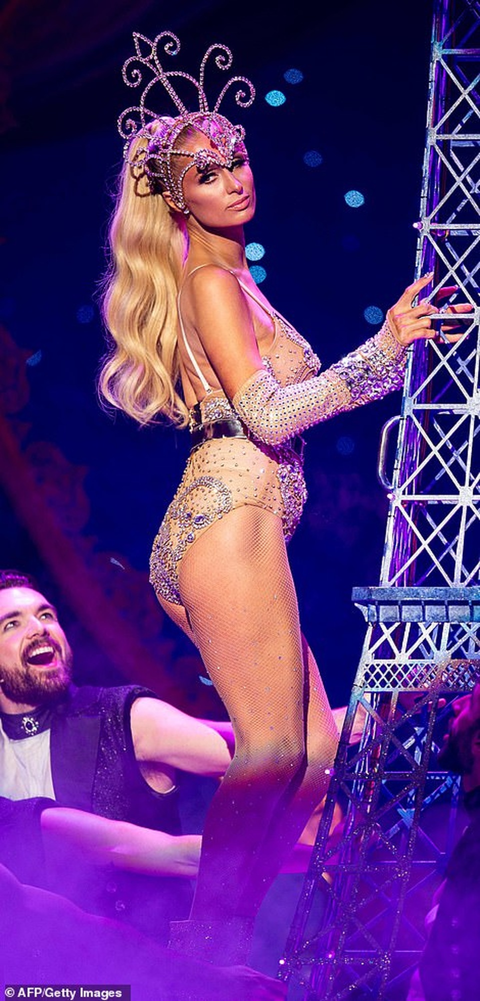 Paris Hilton mặc gợi cảm trình diễn thời trang - 1 Paris Hilton mặc gợi cảm trình diễn thời trang - 1