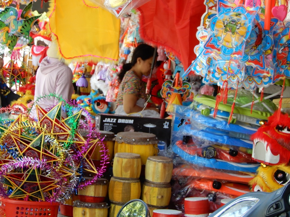 Đồ chơi trung thu: Hàng Trung Quốc vẫn la liệt, thiếu những món mới, lạ - 5 Đồ chơi trung thu: Hàng Trung Quốc vẫn la liệt, thiếu những món mới, lạ - 5