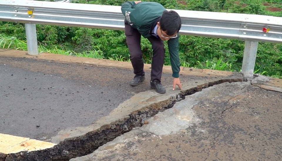 Đường 250 tỷ chưa bàn giao đã nứt toác: Khoanh vùng điểm sạt lở, tránh lan rộng - 1 Đường 250 tỷ chưa bàn giao đã nứt toác: Khoanh vùng điểm sạt lở, tránh lan rộng - 1