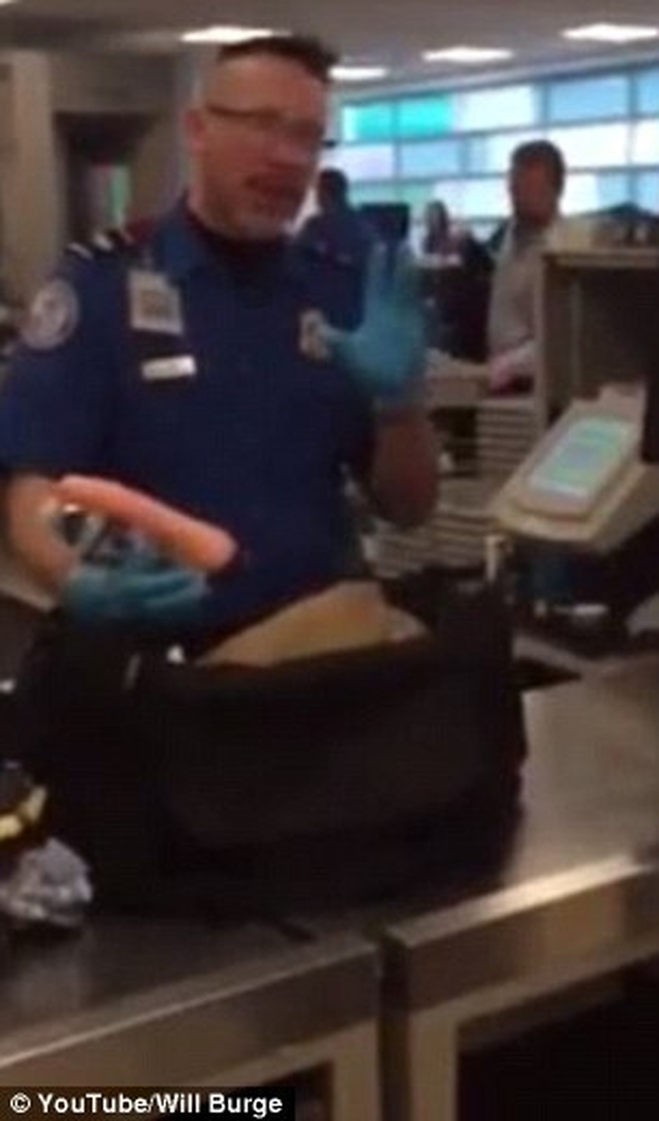 Hành khách ngớ người khi bị nhân viên hải quan phát hiện đồ chơi người lớn trong vali - 1