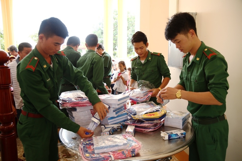 Bộ đội biên phòng Đồng Tháp tặng 150 phần quà cho học sinh nghèo vùng biên giới - 1 Bộ đội biên phòng Đồng Tháp tặng 150 phần quà cho học sinh nghèo vùng biên giới - 1