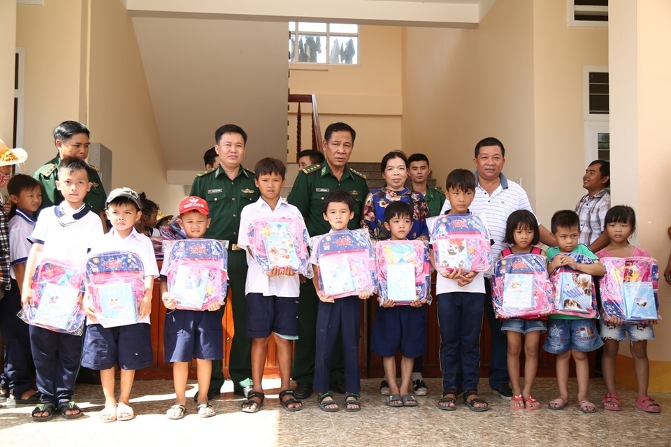 Bộ đội biên phòng Đồng Tháp tặng 150 phần quà cho học sinh nghèo vùng biên giới - 2 Bộ đội biên phòng Đồng Tháp tặng 150 phần quà cho học sinh nghèo vùng biên giới - 2