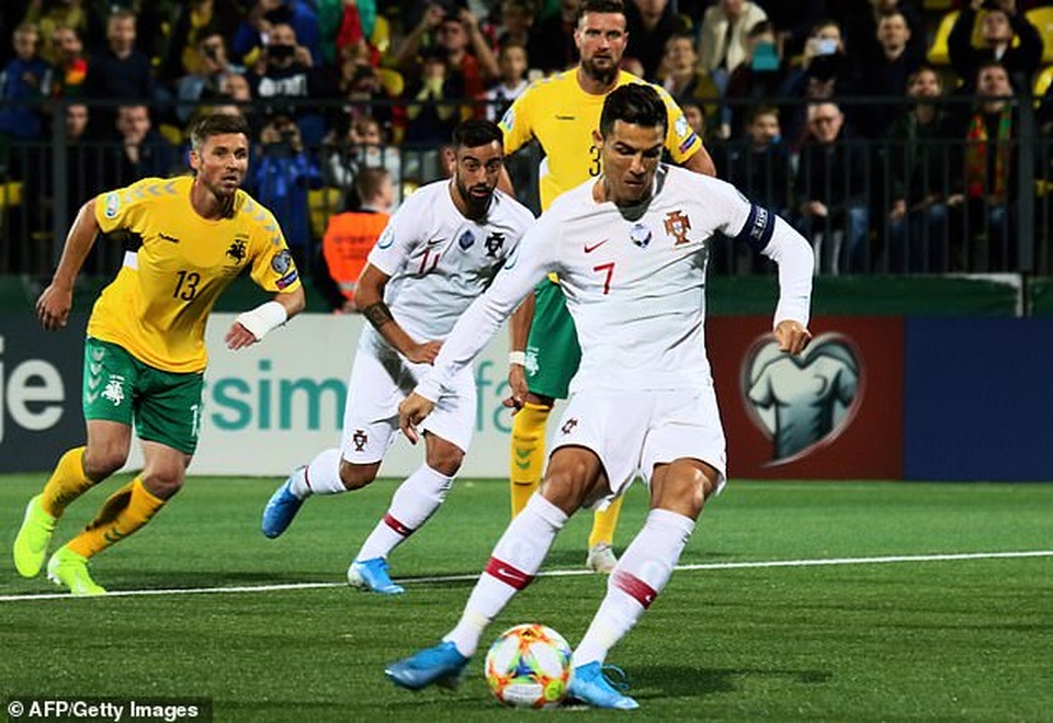 C.Ronaldo ghi 4 bàn, Bồ Đào Nha đại thắng ở vòng loại Euro 2020 - 1 C.Ronaldo ghi 4 bàn, Bồ Đào Nha đại thắng ở vòng loại Euro 2020 - 1