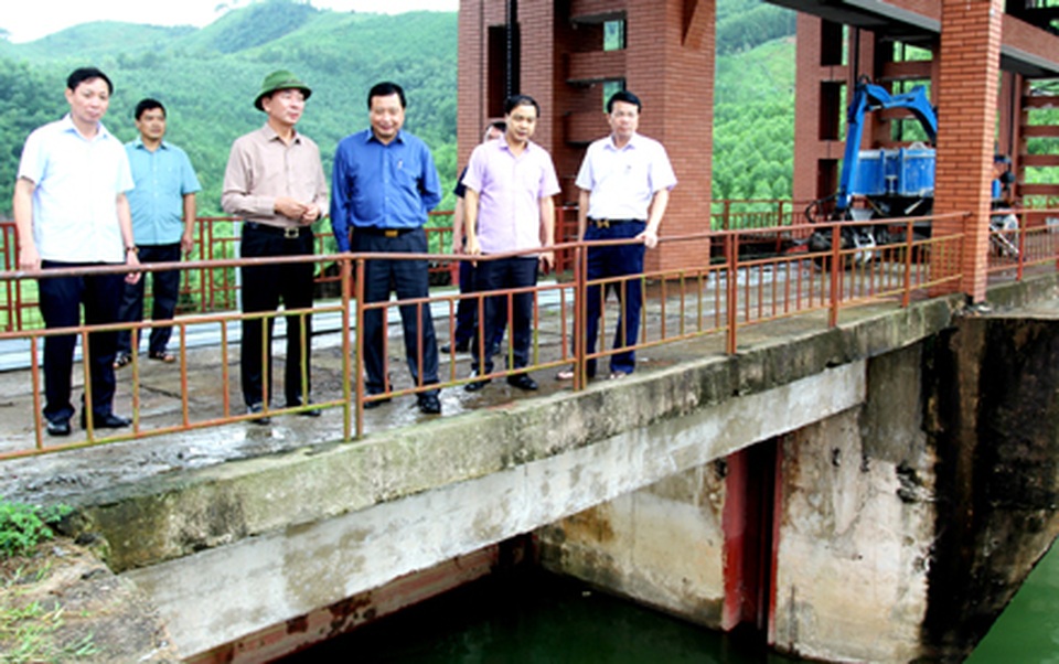 3 người chết, 43 ô tô hư hỏng trong mưa lũ ở Thái Nguyên - 6 3 người chết, 43 ô tô hư hỏng trong mưa lũ ở Thái Nguyên - 6