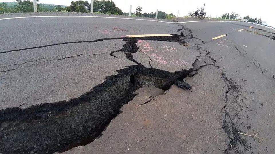 Đường 250 tỷ chưa bàn giao đã nứt toác: Khoanh vùng điểm sạt lở, tránh lan rộng - 4 Đường 250 tỷ chưa bàn giao đã nứt toác: Khoanh vùng điểm sạt lở, tránh lan rộng - 4