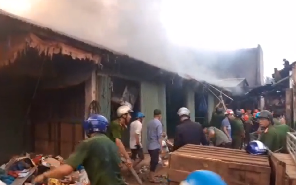 Chợ Mộc Bài cháy ngùn ngụt, tài sản hàng trăm tiểu thương chìm trong biển lửa - 2 Chợ Mộc Bài cháy ngùn ngụt, tài sản hàng trăm tiểu thương chìm trong biển lửa - 2