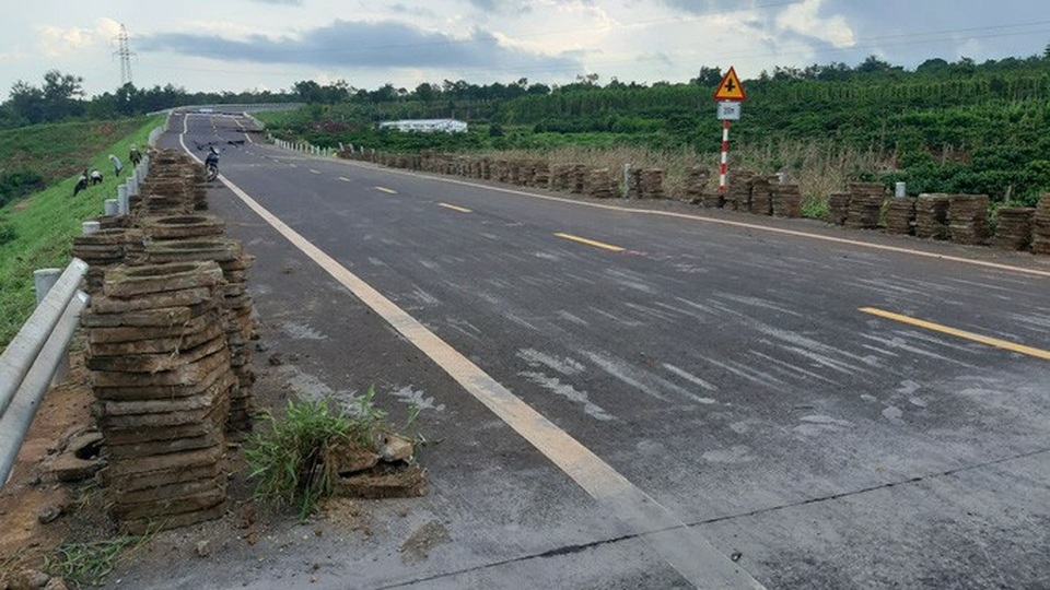 Đường 250 tỷ chưa bàn giao đã nứt toác: Khoanh vùng điểm sạt lở, tránh lan rộng - 3 Đường 250 tỷ chưa bàn giao đã nứt toác: Khoanh vùng điểm sạt lở, tránh lan rộng - 3