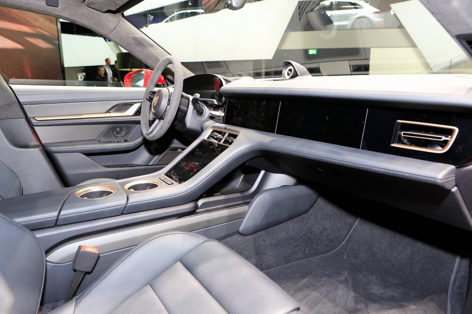 Tân binh Taycan ra mắt - Xe chạy điện nhưng không mất chất Porsche - 34 Tân binh Taycan ra mắt - Xe chạy điện nhưng không mất chất Porsche - 34