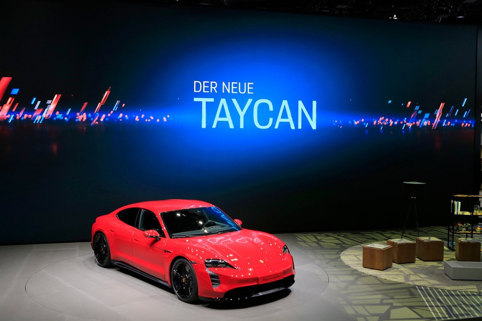 Tân binh Taycan ra mắt - Xe chạy điện nhưng không mất chất Porsche - 1 Tân binh Taycan ra mắt - Xe chạy điện nhưng không mất chất Porsche - 1