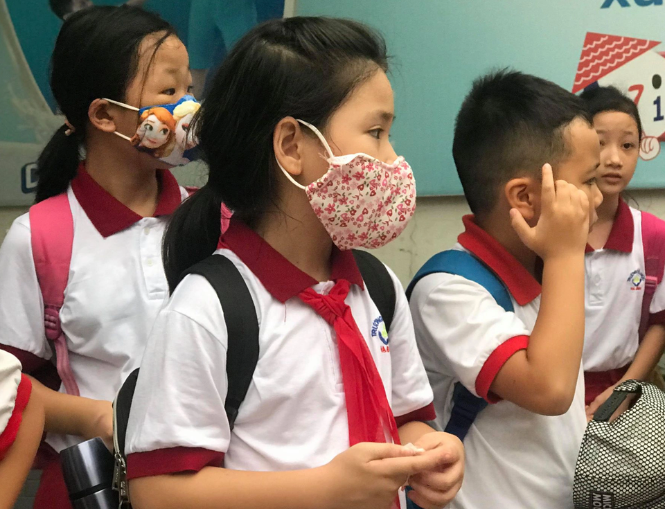 Vụ cháy công ty Rạng Đông: Phụ huynh gần điểm cháy mong học sinh được nghỉ - 1 Vụ cháy công ty Rạng Đông: Phụ huynh gần điểm cháy mong học sinh được nghỉ - 1