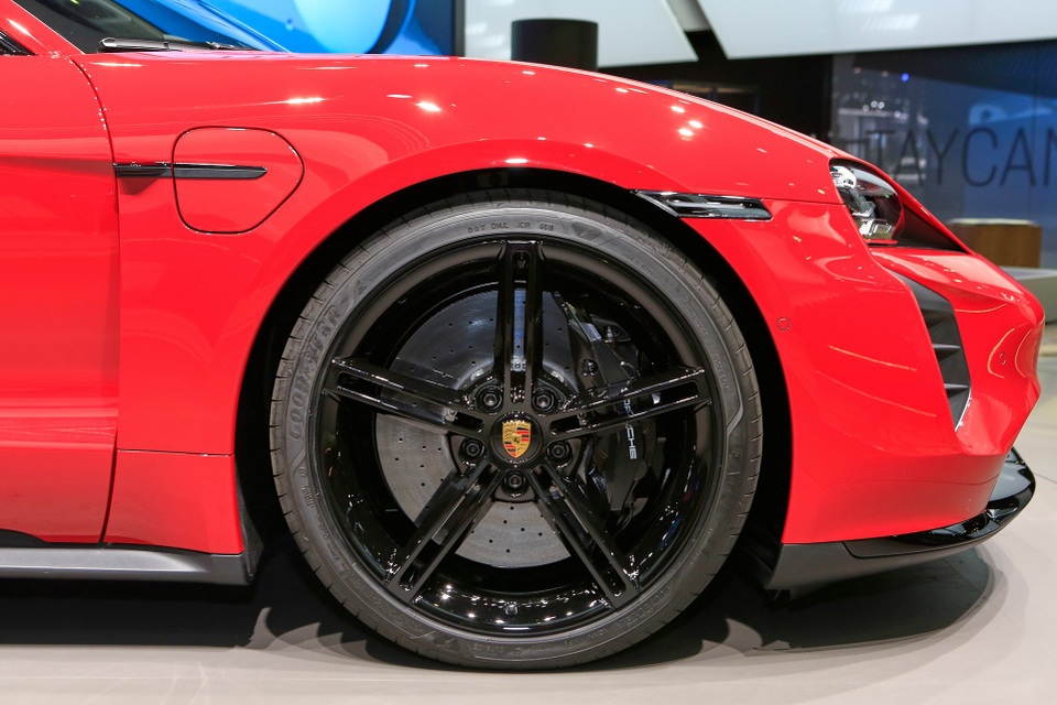 Tân binh Taycan ra mắt - Xe chạy điện nhưng không mất chất Porsche - 10 Tân binh Taycan ra mắt - Xe chạy điện nhưng không mất chất Porsche - 10