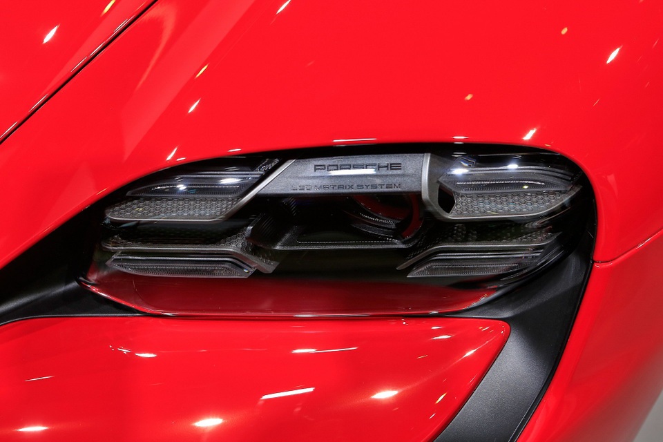 Tân binh Taycan ra mắt - Xe chạy điện nhưng không mất chất Porsche - 8 Tân binh Taycan ra mắt - Xe chạy điện nhưng không mất chất Porsche - 8