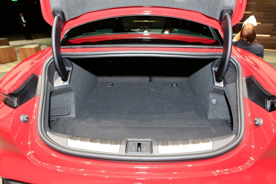 Tân binh Taycan ra mắt - Xe chạy điện nhưng không mất chất Porsche - 17 Tân binh Taycan ra mắt - Xe chạy điện nhưng không mất chất Porsche - 17