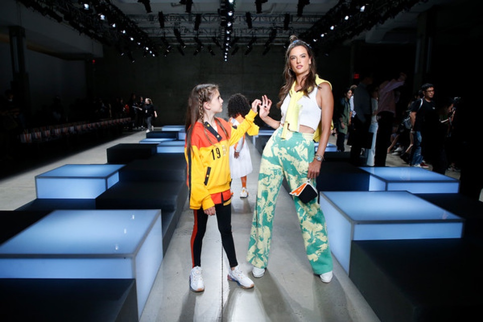 Alessandra Ambrosio đưa con gái xinh đẹp đi xem thời trang - 8 Alessandra Ambrosio đưa con gái xinh đẹp đi xem thời trang - 8