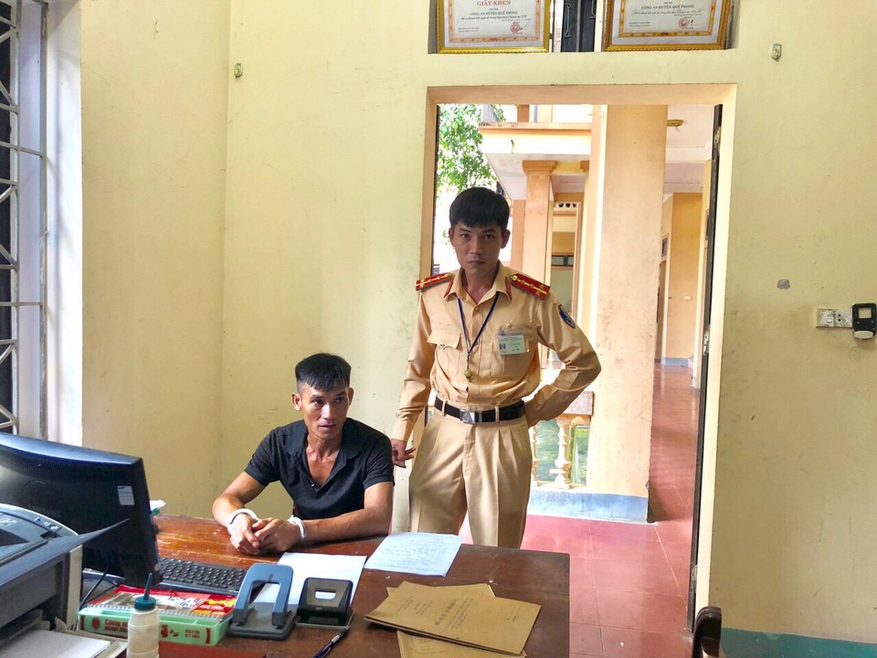 CSGT vượt hơn 120km mật phục bắt đối tượng tàng trữ ma túy - 1 CSGT vượt hơn 120km mật phục bắt đối tượng tàng trữ ma túy - 1