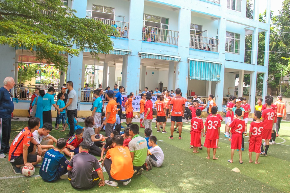 Mang lại nụ cười cho trẻ em khuyết tật qua bóng đá - 2 Mang lại nụ cười cho trẻ em khuyết tật qua bóng đá - 2