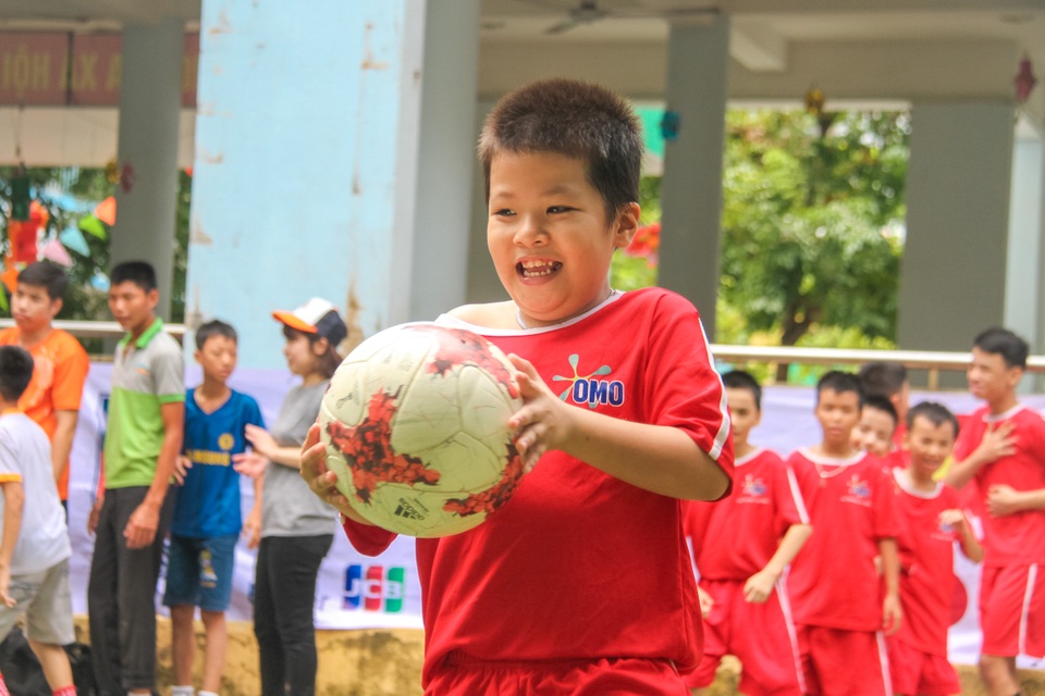 Mang lại nụ cười cho trẻ em khuyết tật qua bóng đá - 4 Mang lại nụ cười cho trẻ em khuyết tật qua bóng đá - 4